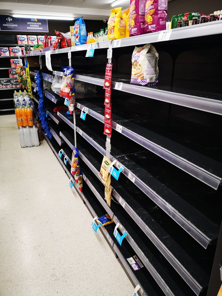 estantes vacíos del supermercado por el corona virus